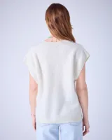 Poncho de cashmere cepillada con cuello en V, corte oversize, sin mangas, acabados acanalados y aberturas laterales.