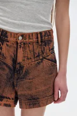 Short de denim con lavado ácido, tiro alto y corte ajustado.