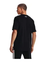 Remera color arena de Under Armour, con logo de la marca estampado en el pecho con patrón de camuflaje.