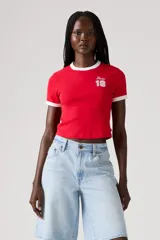 Remera corta roja con cuello y mangas con ribete blanco, logo de Levi's y número 18 estampados en el pecho.
