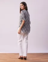 Blusa de gasa estampada marca Ruby Rd, con cuello a la base, abertura central con botones y manga amplia con volados.