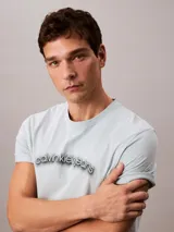 Remera celeste de algodón con logo 'calvin klein jeans' estampado en el pecho.