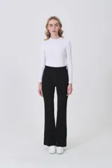 Calza estampada con patrón de leopardo en tonos marrones y negros. Talle alto y corte recto/ligeramente acampanado en el bajo.