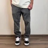 Pantalón de jean celeste de corte recto.