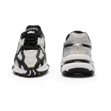 Championes urbanos Lacoste modelo L003 2K24, con capellada de malla gris y detalles en cuero sintético negro y plateado. Suela chunky blanca con detalles en negro. Logo de Lacoste en el lateral.
