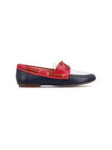Mocasín náutico color marrón claro, confeccionado en 100% cuero, con cordones delgados en la parte superior y ojales metálicos en los laterales.