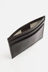 Tarjetero liso de cuero color marrón oscuro con cinco ranuras para tarjetas.