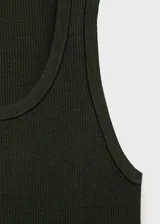 Musculosa verde oscuro de punto canalé con ribetes en contraste.