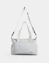 Bolso deportivo acolchado color celeste con bolsillo frontal con cierre, correa regulable y desmontable, y manija superior.
