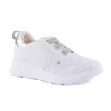 Championes blancos de cuero con ajuste de velcro y detalles plateados.