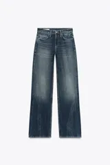 Pantalón de jean azul oscuro, de tiro bajo, corte wide leg y largo hasta el tobillo.