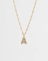 Cadena corta dorada con dije de la letra A cubierto de strass.