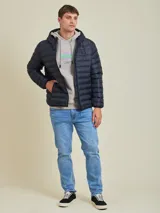 Campera puffer negra con capucha y cierre frontal.