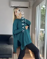 Maxisweater color crudo, de tejido símil bremer, talle único (abarca hasta 2xl). Presenta detalles en las mangas, aperturas laterales y es más largo en la parte trasera.