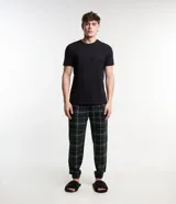 Remera negra de pijama confeccionada en algodón, con cuello redondo y mangas cortas.