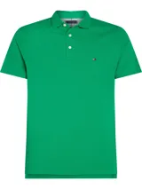 Chomba verde de corte slim, con cuello polo, tapeta de dos botones y logo de Tommy Hilfiger bordado en el pecho.