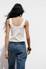 Camiseta blanca de tirantes anchos con aplicación de crochet a tono.