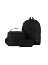 Kit de tres piezas color negro que incluye una mochila, una lonchera y una cartuchera. La mochila cuenta con un compartimento principal espacioso, bolsillo frontal con cierre y tirantes ajustables. La lonchera posee un asa superior y la cartuchera es de diseño compacto. Todas las piezas presentan un estilo minimalista con un parche de la marca.