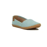 Zapatilla casual celeste con capellada calada y suela marrón.
