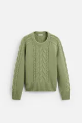 Sweater verde oliva de punto con cuello redondo y manga larga. Presenta diseño de trenzas en el frente y en las mangas.