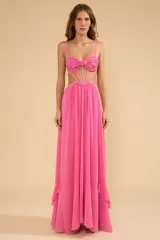 Vestido largo color rosa con busto estructurado, tirantes finos ajustables y volantes en el bajo.