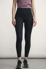 Calza deportiva azul con cintura alta y bolsillos laterales.