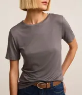 Blusa básica de viscosa color rosa, con cuello redondo y mangas cortas.