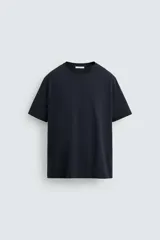Camiseta azul marino de corte recto, cuello redondo y manga corta.