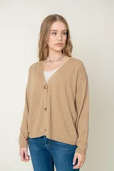 Cardigan celeste de lana con escote en V y botones marrones.