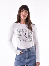 Remera blanca de manga larga con cuello redondo y estampado abstracto en tonos pastel.