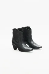 Bota corta negra de cuero con taco medio y recortes grabados.