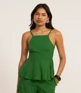 Blusa peplum verde esmeralda de viscolino, con escote cuadrado, breteles finos ajustables y sisa americana.