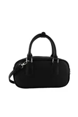 Cartera negra con correa larga regulable y desmontable, doble asa corta, cierre superior y logo de labios plateado. Interior forrado con bolsillos.