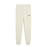 Pantalón de jogging beige de corte recto, con cintura elástica ajustable con cordón y logo de Puma bordado en color bordó en la pierna izquierda.