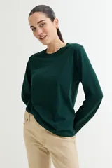 Remera verde oscuro de algodón, de manga larga y corte recto.