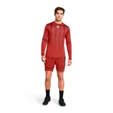 Short deportivo Under Armour Challenger Pro color rojo con paneles laterales negros y ribete negro en el ruedo.