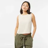 Blusa corta color crema de lino sin mangas y cuello redondo.
