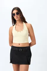 Minifalda negra de denim con cinturón y bolsillos laterales.