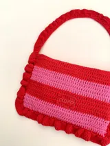 Cartera tejida a crochet con hilo 100% de algodón, con diseño a rayas y volados bordeando la cartera extendiéndose hacia la manija.
