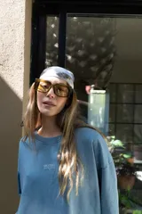 Lentes de sol Foster con montura gruesa de carey y lentes oscuros.