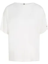 Remera blanca de lino con cuello redondo y mangas cortas.