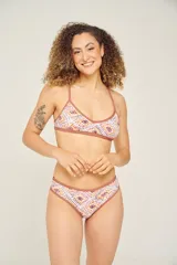 Conjunto de bikini con estampado animal print multicolor, compuesto por un corpiño triangular con tirantes finos y una bombacha tipo colaless con tiras finas ajustables en los laterales.