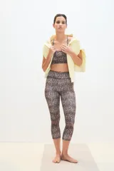 Calza capri deportiva con estampado animal print de leopardo.