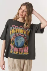 Camiseta negra de corte boyfriend con estampado vintage de la tierra y la frase "World Tour".