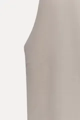 Camiseta blanca de tirantes anchos, corte ajustado, escote redondo y largo a la cadera.