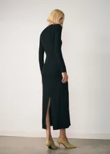 Vestido midi negro de tejido de punto elástico, corte entallado y mangas largas.