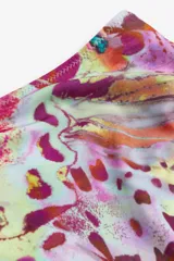 Bombacha de bikini tipo vedetina brasileña de tiro alto con estampado abstracto en tonos violeta, naranja, amarillo y verde.