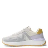 Zapatillas deportivas con materiales combinados en tonos grises y detalles en amarillo, diseñadas para comodidad y estilo.