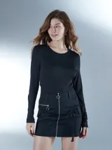 Body negro de manga larga con cuello redondo.
