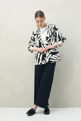Pantalón de jean azul oscuro, de corte ancho y tiro alto, con bolsillos delanteros cuadrados y amplios.